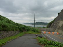 出雲崎方面への旧道は元バス停「灯台入口」先でコンクリート壁で遮断